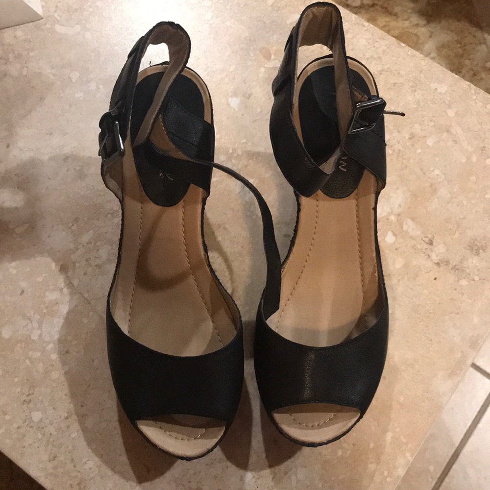Women’s shoe Wedge Kenneth Cole 8M never been worn